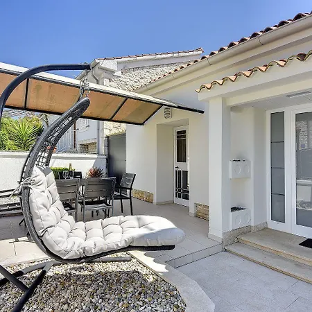 Apartamento 200 Meter Zum Mit Salzwasserpool, Grill, Sonnenterrasse Pula