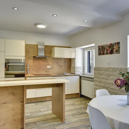 200 Meter Zum Mit Salzwasserpool, Grill, Sonnenterrasse * Pula